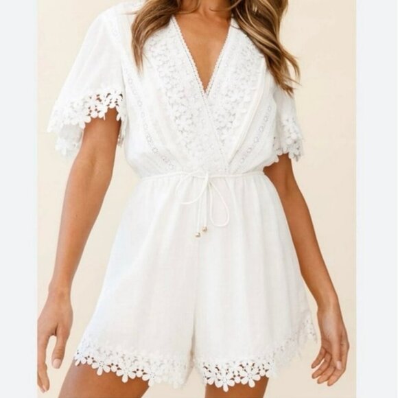 NWOT Showpo Reverse White Swiss Dot Lace Trim V-Neck Romper Women’s Size Medium - Picture 1 of 8